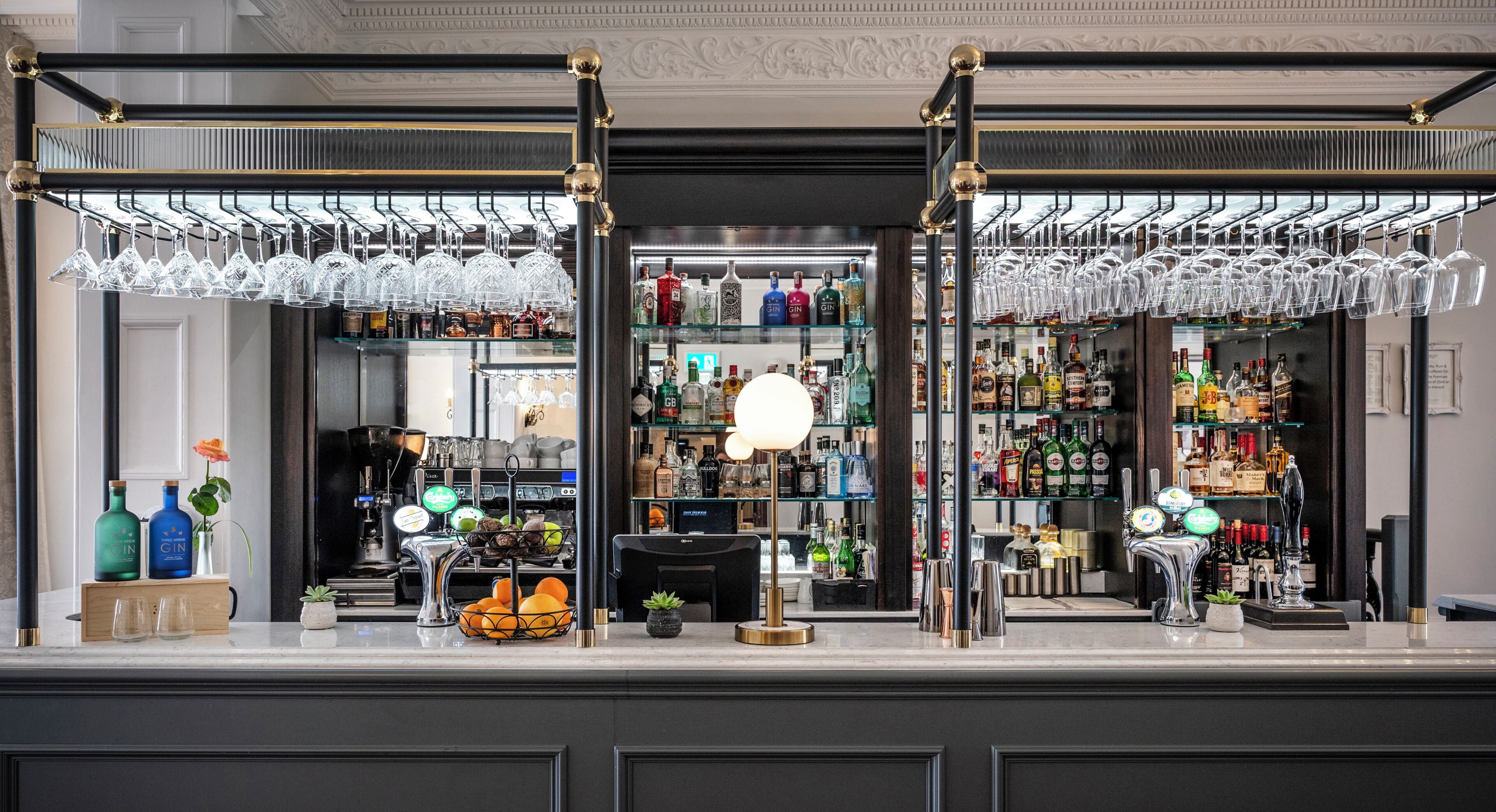 Bar (trong khuôn viên)