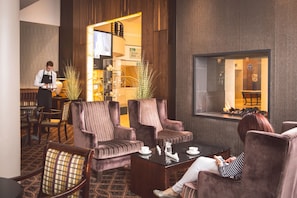 2 bars/lounges