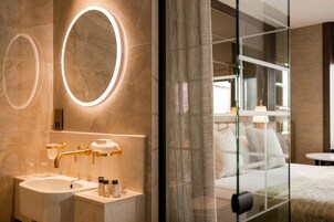 Combined shower/bathtub, free toiletries, hair dryer, towels