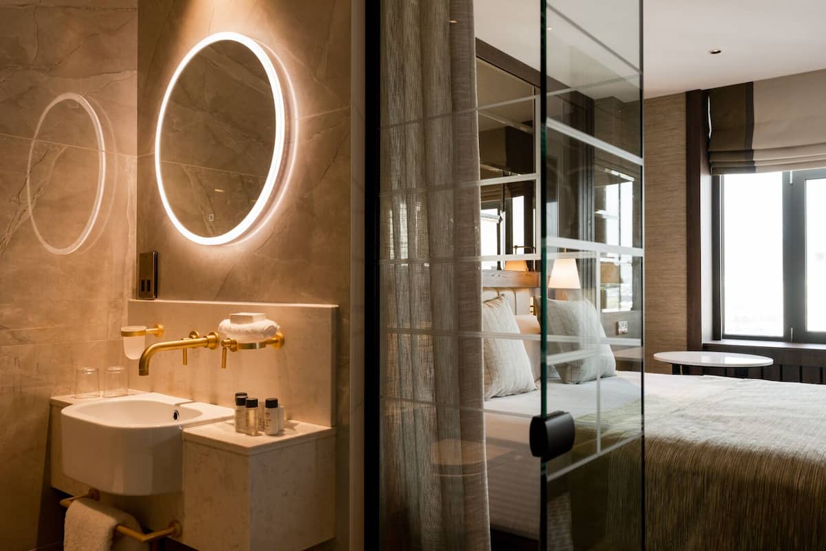 classic double room single use | bathroom | combined shower/bathtub, free toiletries, hair dryer, towels