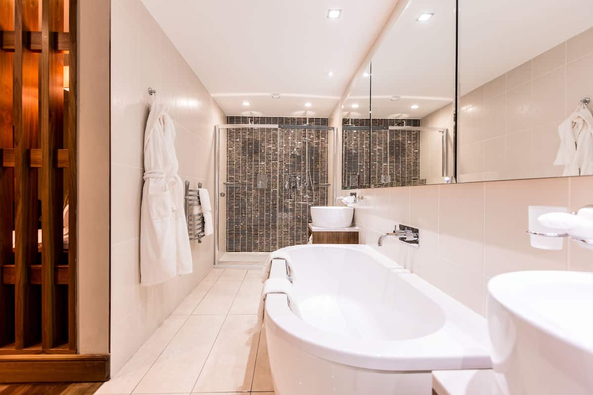 junior suite, 1 king bed | bathroom | combined shower/bathtub, free toiletries, hair dryer, towels