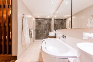 Suite junior, 1 cama King size | Baño | Tina con regadera, amenidades de baño gratuitas, secadora de cabello 
