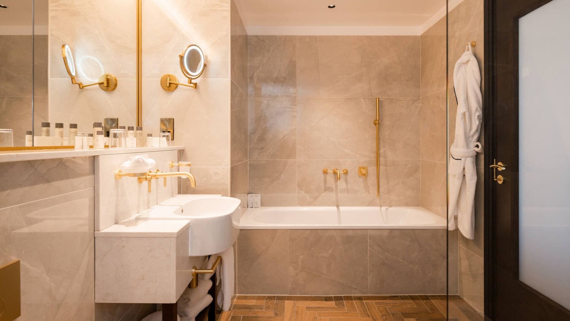 junior suite, 1 king bed | bathroom | combined shower/bathtub, free toiletries, hair dryer, towels