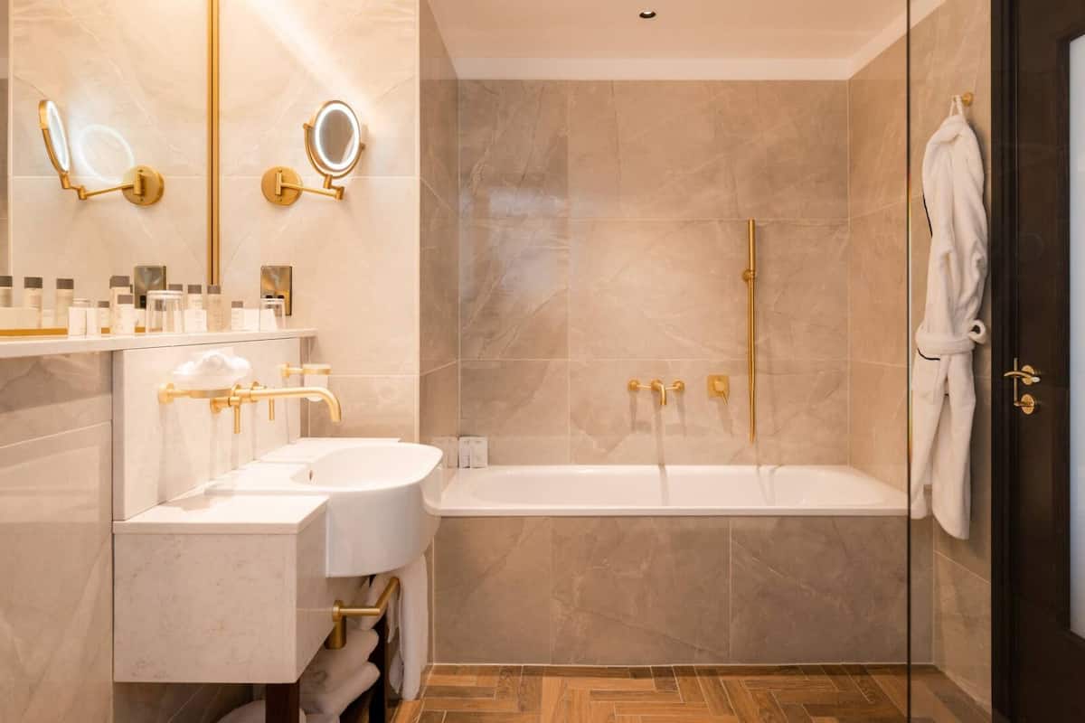 junior suite, 1 king bed | bathroom | combined shower/bathtub, free toiletries, hair dryer, towels