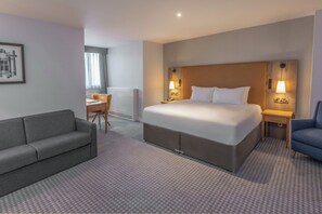 普通開放式套房, 1 張特大雙人床和 1 張沙發床 | 低過敏寢具、客房內保險箱、書桌、筆電工作空間