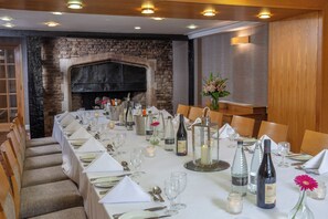 Breakfast, lunch, dinner served; British cuisine  - Oxford Belfry Hotel & Spa (Thame)