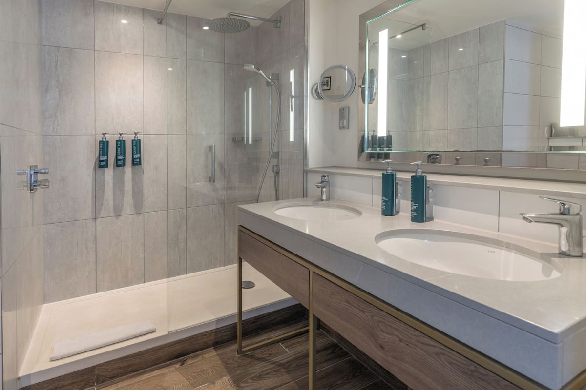 suite | bathroom | free toiletries, hair dryer, towels, shampoo