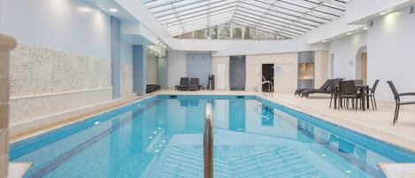 Innenpool, geöffnet von 07:00 Uhr bis 21:00 Uhr, Liegestühle
