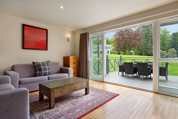 Flachbildfernseher, iPod-Dockingstation