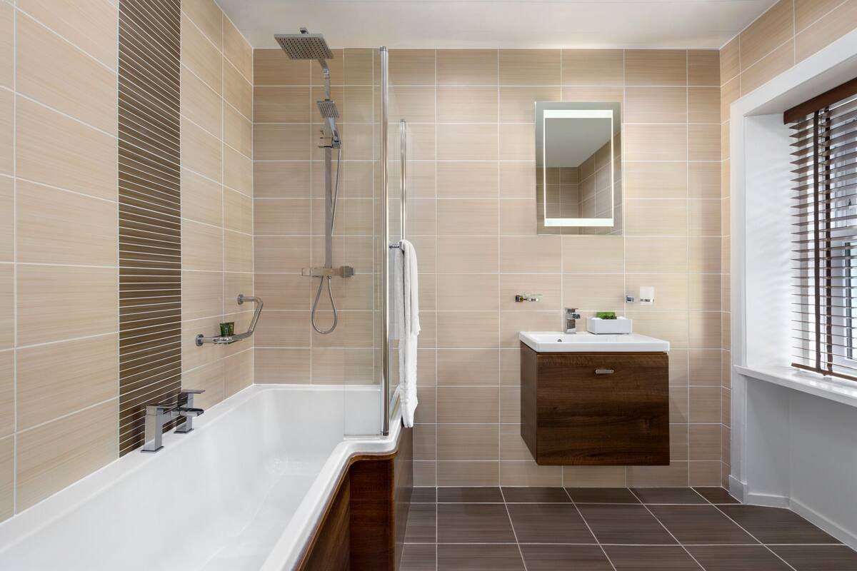 classic room (hotel) | bathroom | free toiletries, hair dryer, towels