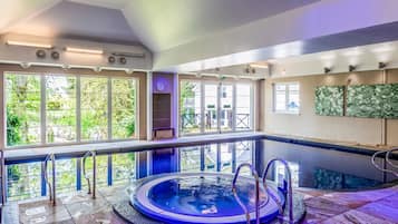 Indoor pool, pool loungers