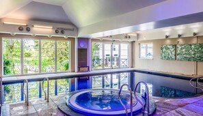 Indoor pool, sun loungers