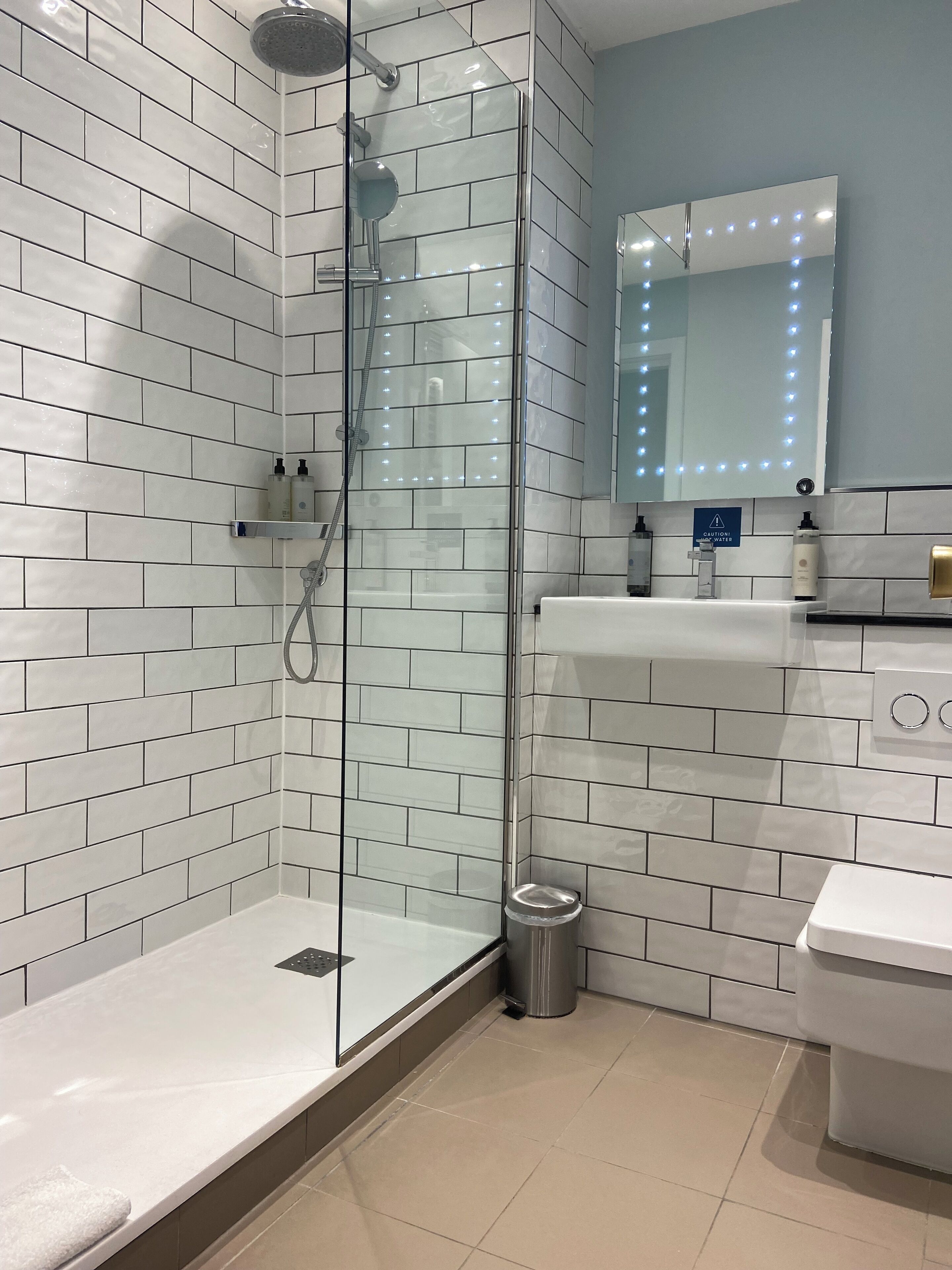 Combined shower/bathtub, free toiletries, hair dryer, towels