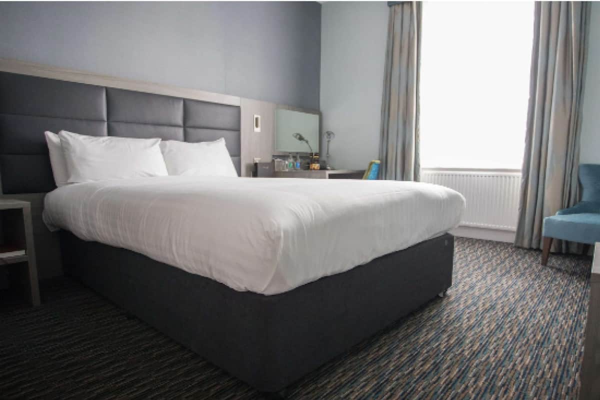 Standard Room, 1 Double Bed, Non Smoking | 1 bedroom, in-room safe, desk, laptop workspace