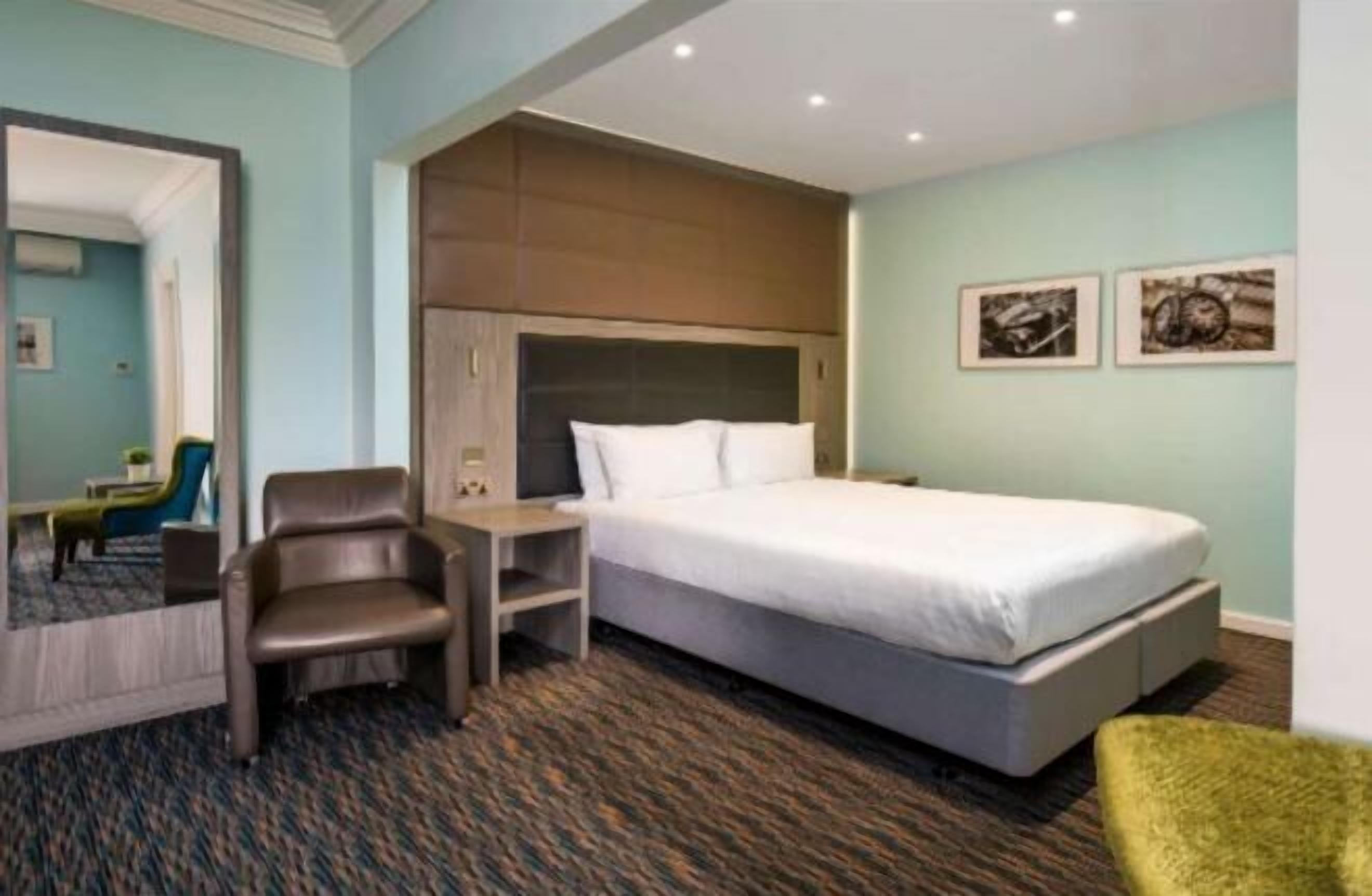 In-room safe, desk, laptop workspace, blackout curtains