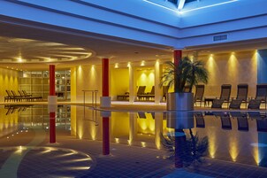 Una piscina cubierta