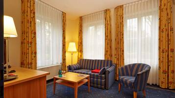 Een kluis op de kamer, een bureau, geluiddichte muren