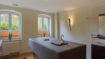 Sauna, Dampfbad, Körperbehandlungen, Aromatherapie, Warmsteinmassagen