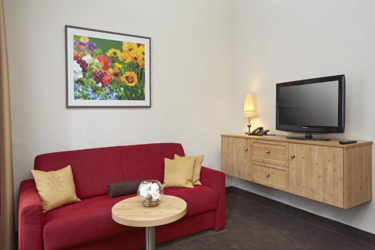 Suite Spiessberg | In-room safe, desk, soundproofing, iron/ironing board (on request)