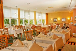 Breakfast and dinner served, international cuisine - H+ Hotel & SPA Friedrichroda (Friedrichroda)