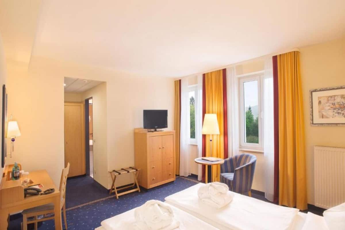 Double Room Gottlob | In-room safe, desk, soundproofing, iron/ironing board (on request)