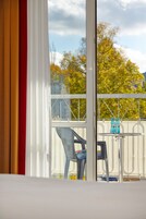 Quarto casal | Cofres nos quartos, escrivaninha, quartos à prova de som