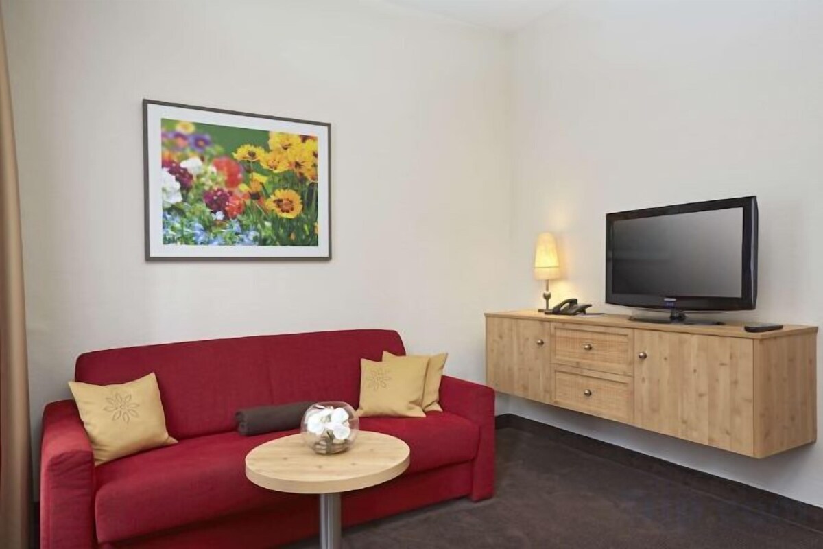 Living area | 32-inch TV with cable channels