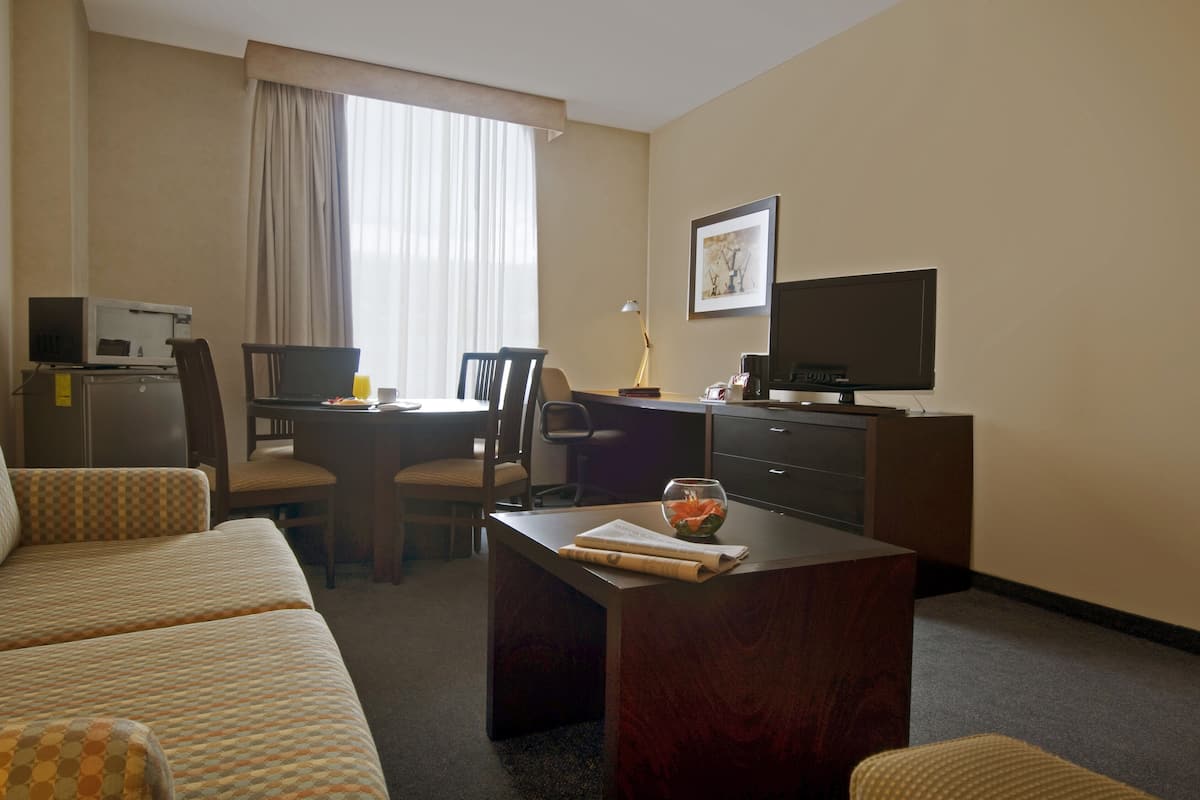 Junior Suite, 1 Katil Raja (King) | Peti besi dalam bilik, seterika/papan seterika