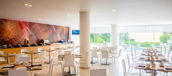 佩里諾特快捷假日酒店