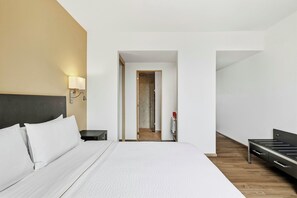 A hotel room with a bed, bedside table, lamp, and a view into the bathroom. - Fiesta Inn Express Perinorte (Tultitlan)