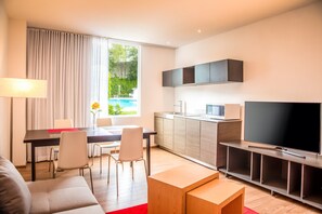 خزنة داخل الغرفة ومكواة/لوح كي وأسرّة أطفال/رضّع (مجانًا)