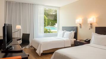 Habitación doble superior, 2 camas matrimoniales | Caja de seguridad en la habitación y tabla de planchar con plancha