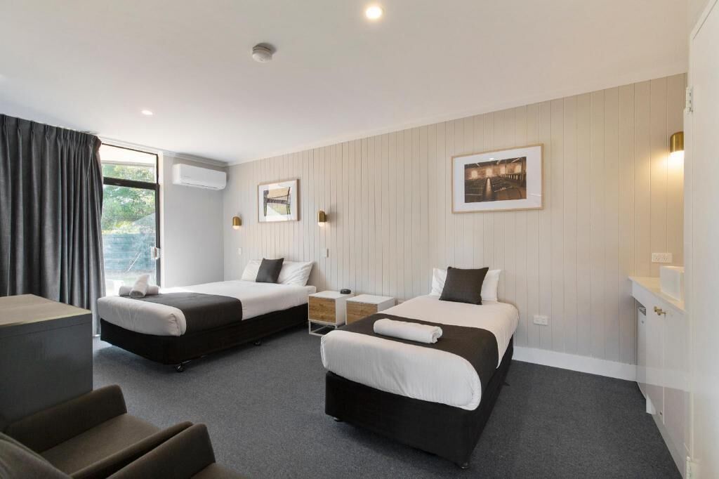 Caja de seguridad en la habitación y escritorio 