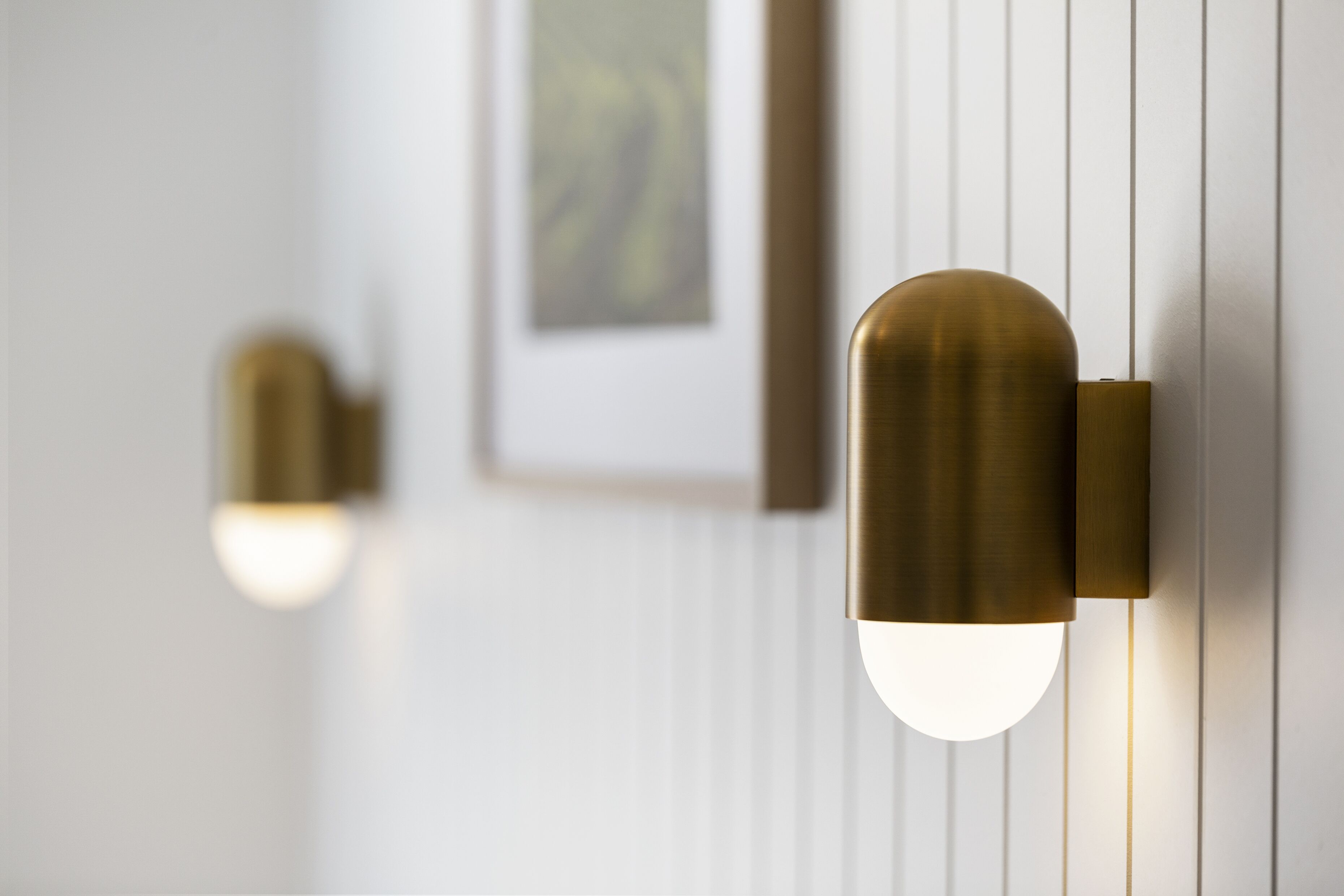 Luminária de parede com design esférico e lâmpada aparente.