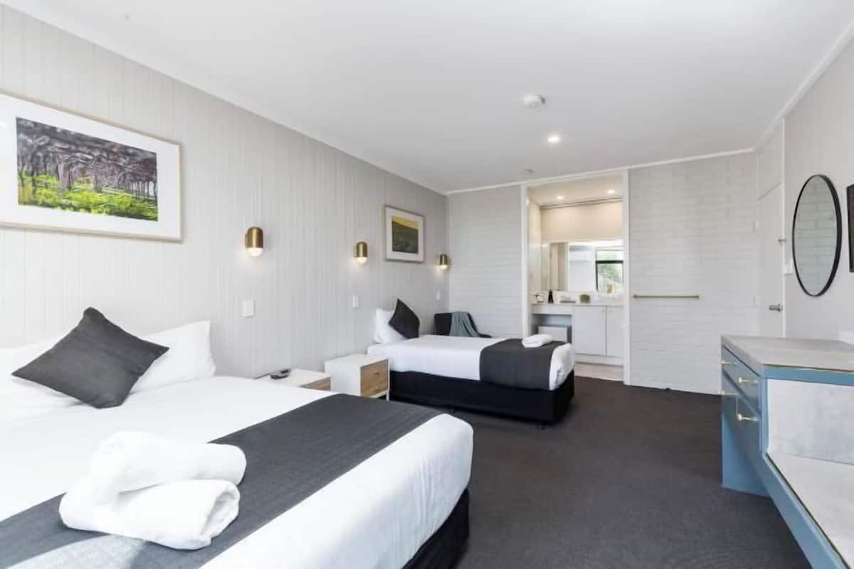 In-room safe, desk, soundproofing, free WiFi