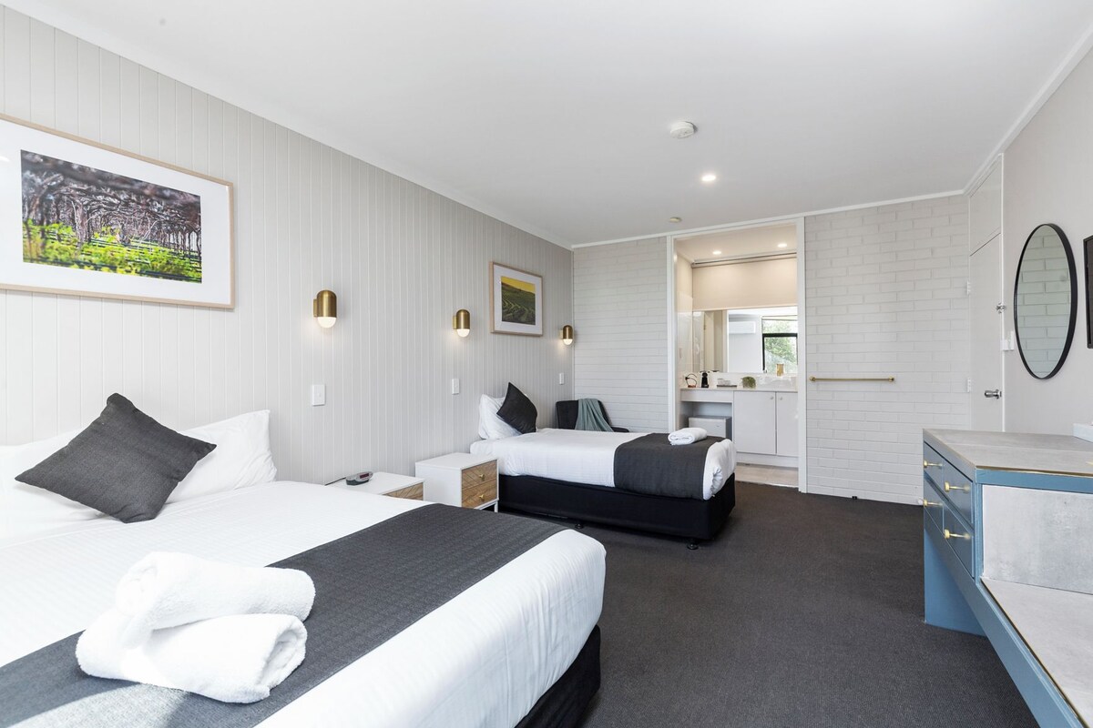 In-room safe, desk, soundproofing, WiFi (free)