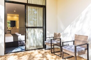 Caja de seguridad en la habitación y escritorio 