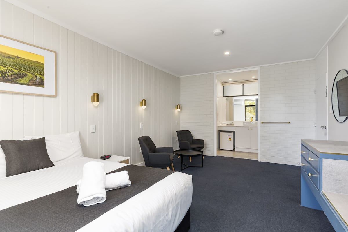 Deluxe Queen | In-room safe, desk, soundproofing, free WiFi