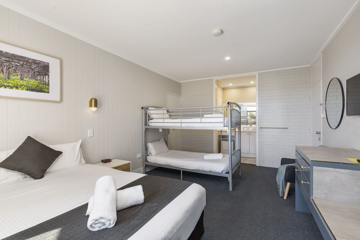 Deluxe Family | In-room safe, desk, soundproofing, free WiFi