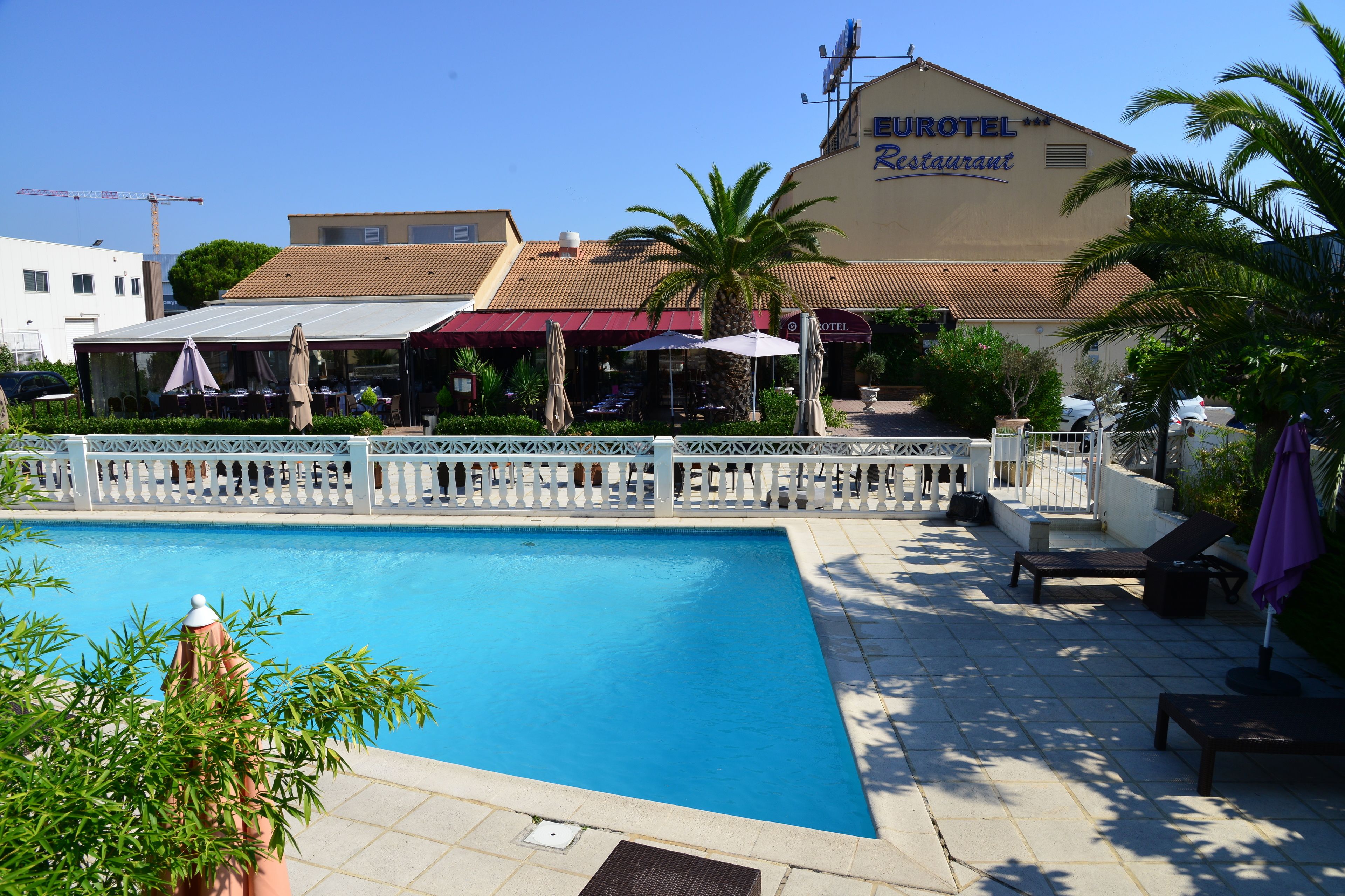Un hôtel doté d’une piscine, d’un espace extérieur aménagé et d’un restaurant.