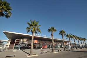 A modern building with a sign reading "PARC DES EXPOSITIONS DE FRANCE".