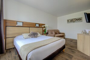 Quadruple Room | Premium bedding, desk, free WiFi, wheelchair access - Eurotel (Perols)