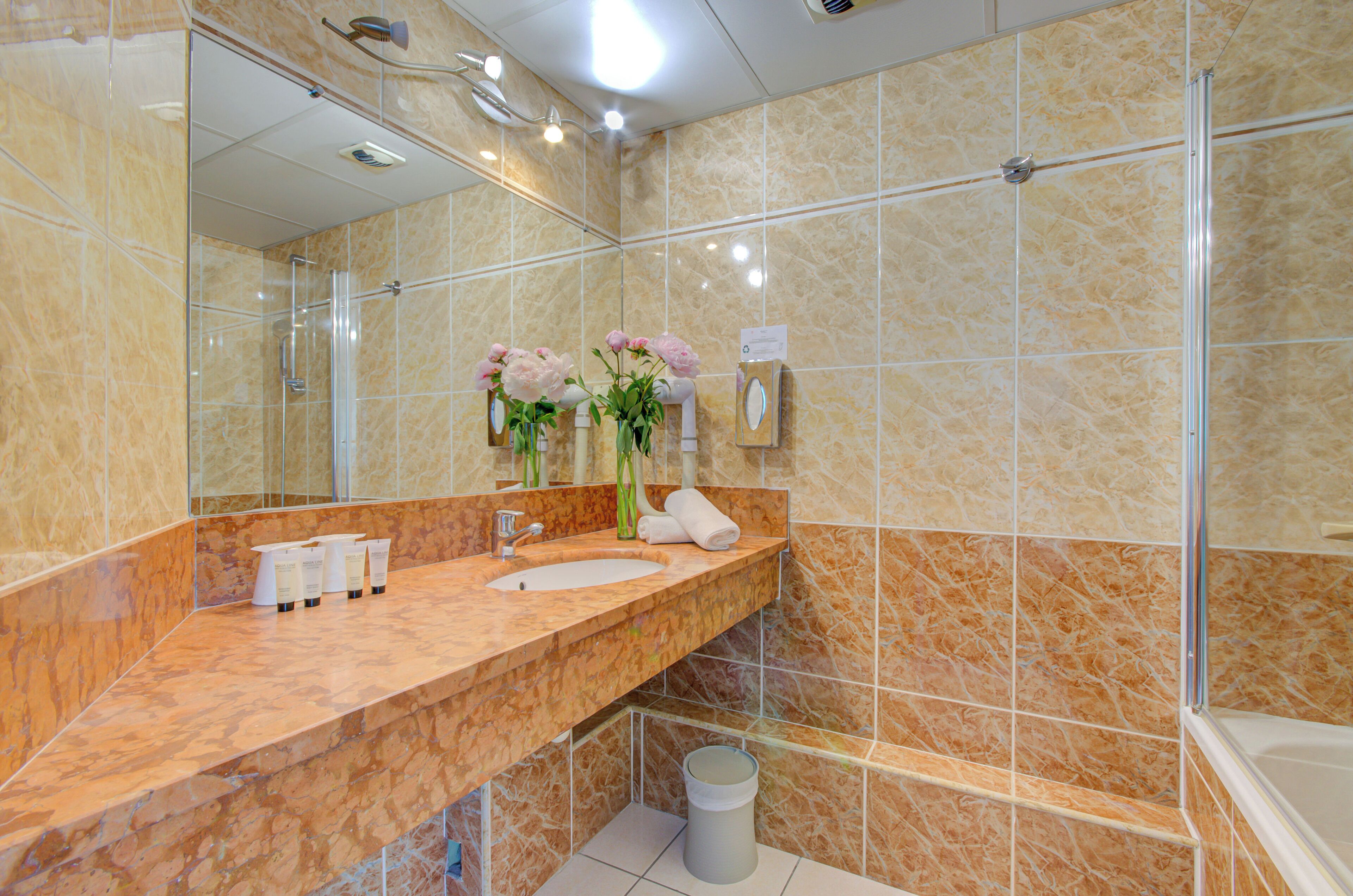 premium bedding, desk, free wifi, wheelchair access