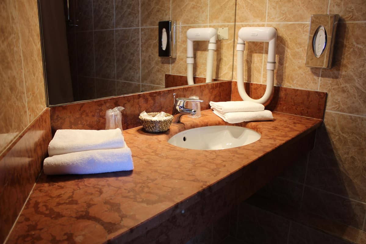 quadruple room | bathroom sink