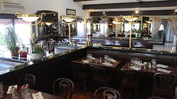 Aperto a colazione, pranzo e cena, cucina locale