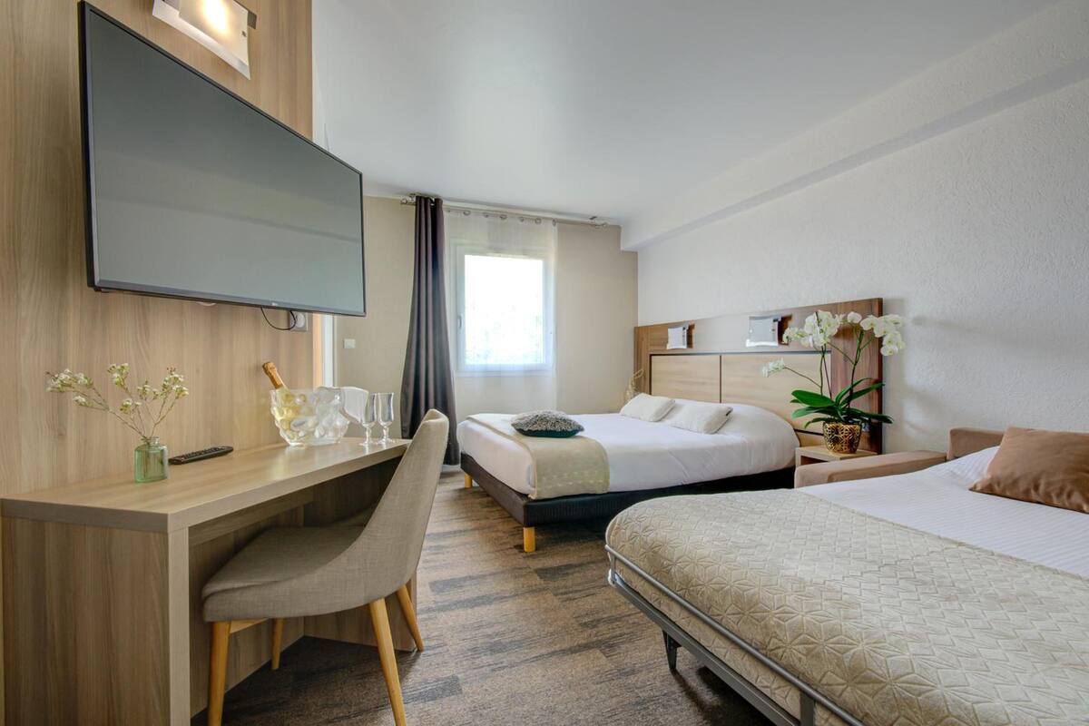 quadruple room | premium bedding, desk, free wifi, wheelchair access