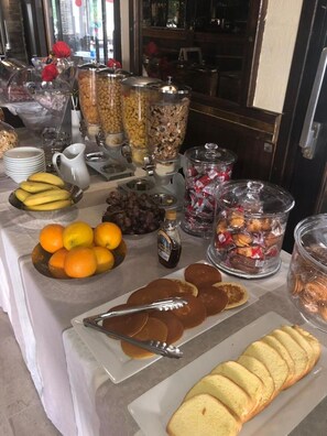 Daily continental breakfast for a fee - Eurotel (Perols)