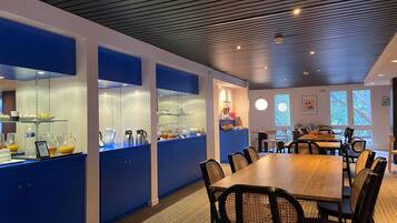 Lunch and dinner served, French cuisine