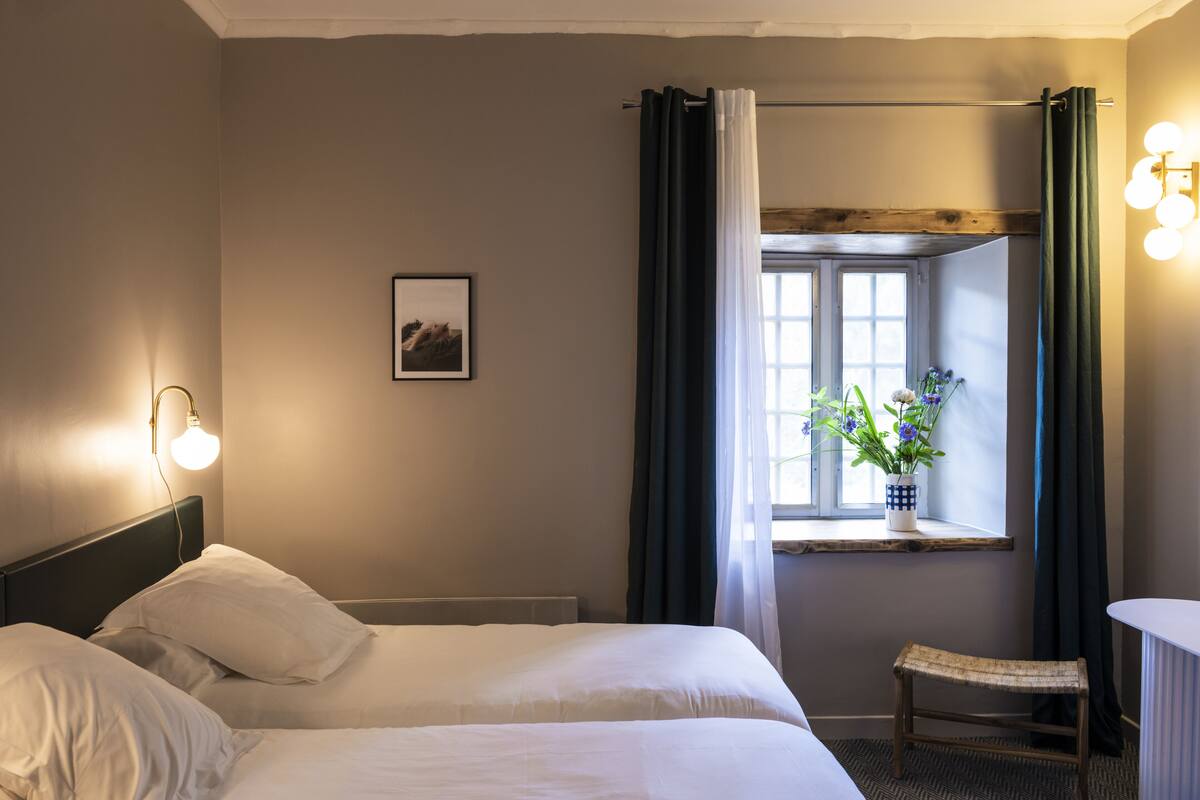 Tomannsrom – comfort, 2 enkeltsenger | Safe på rommet, skrivebord, lydisolert og strykejern/-brett