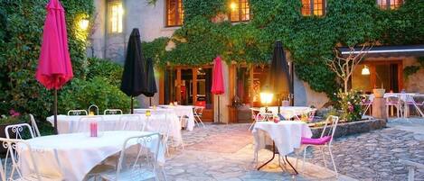 Lunch and dinner served, French cuisine